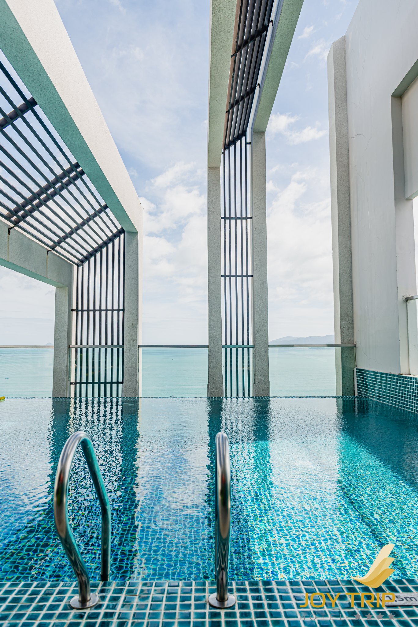 Hồ bơi tại Joy Trip Hotel & Spa Nha Trang